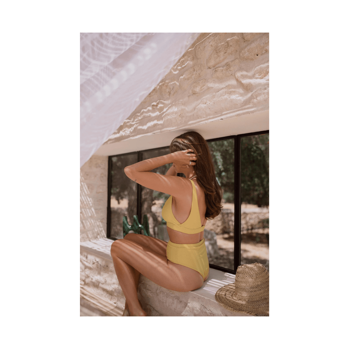 Geel bikinislipje met hoge taille