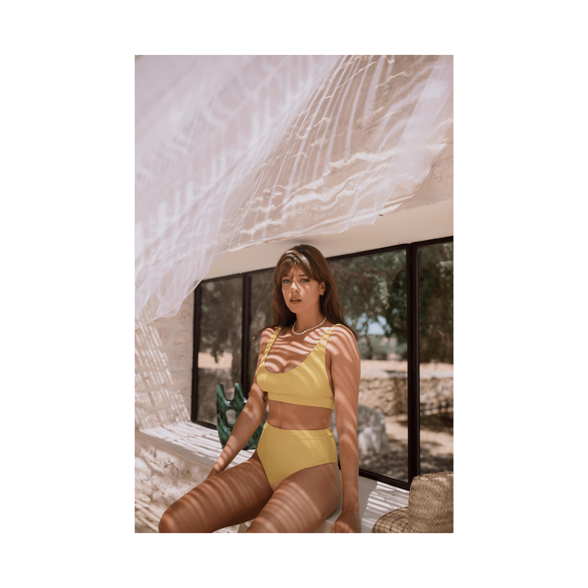 Geel bikinislipje met hoge taille